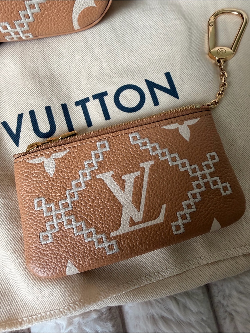 Louis Vuitton Monogram Tan and White Pochette Metis Crossbody with Key Pouch - Picture 16 of 16